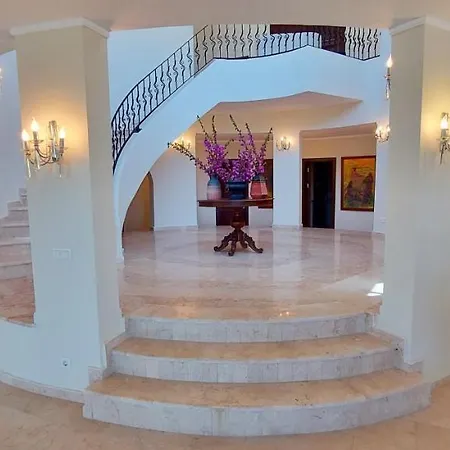 Villa Renovu Premium *